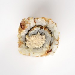 Uramaki avec de l'oignon frit et du thon cuit