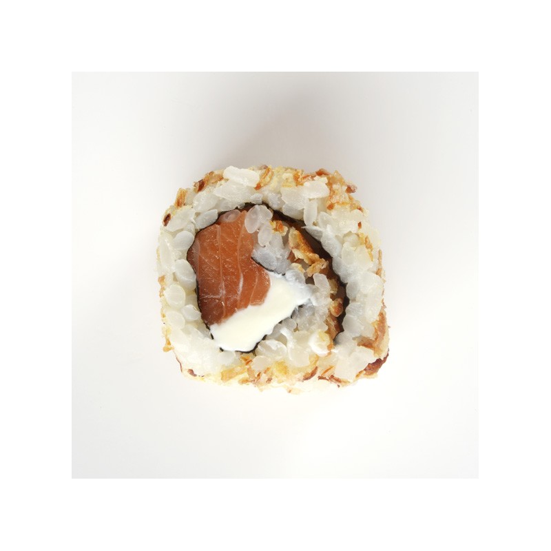 Uramaki avec de l'oignon frit, du saumon et de fromage.