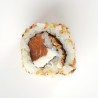 Uramaki avec de l'oignon frit, du saumon et de fromage.