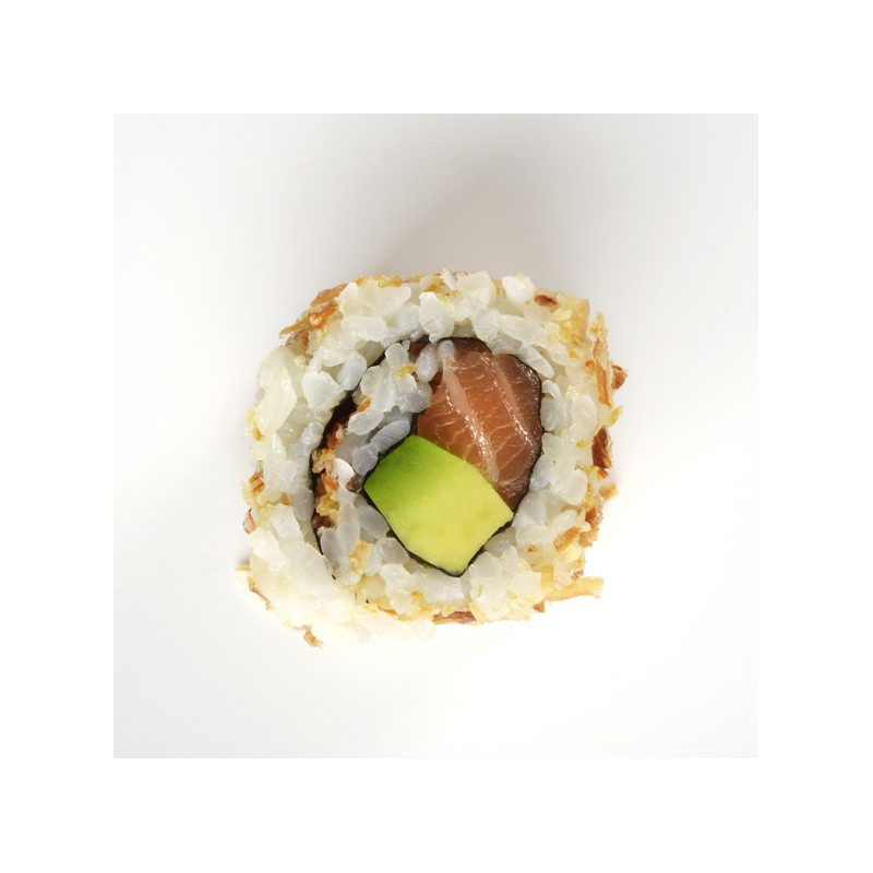 Uramaki avec de l'oignon frit, du saumon et de l'avocat.