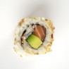 Uramaki avec de l'oignon frit, du saumon et de l'avocat.